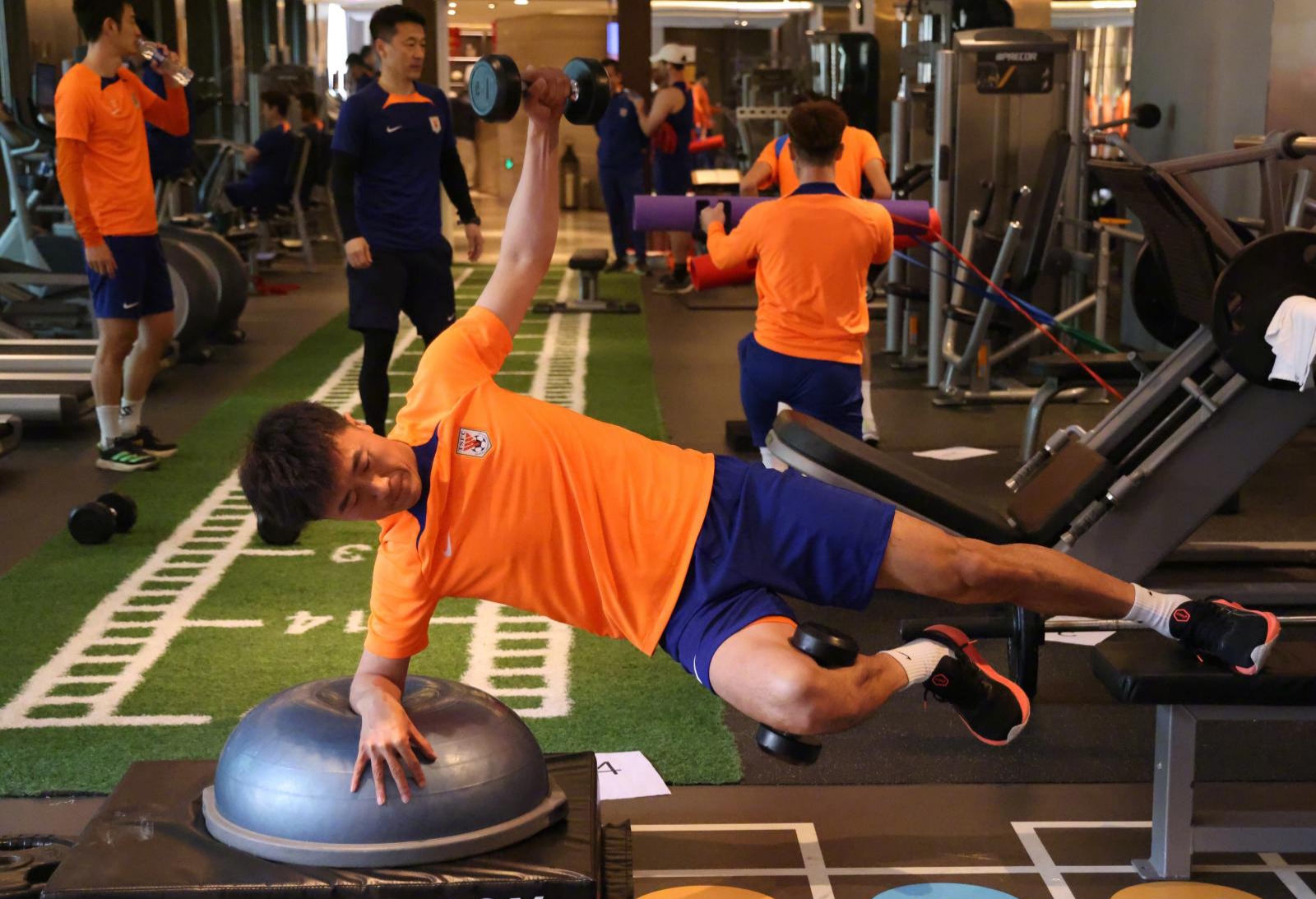 星空app-德甲赛程吃紧，山东泰山今夜状态回暖，引发热议，身体对抗强度拉满-星空app